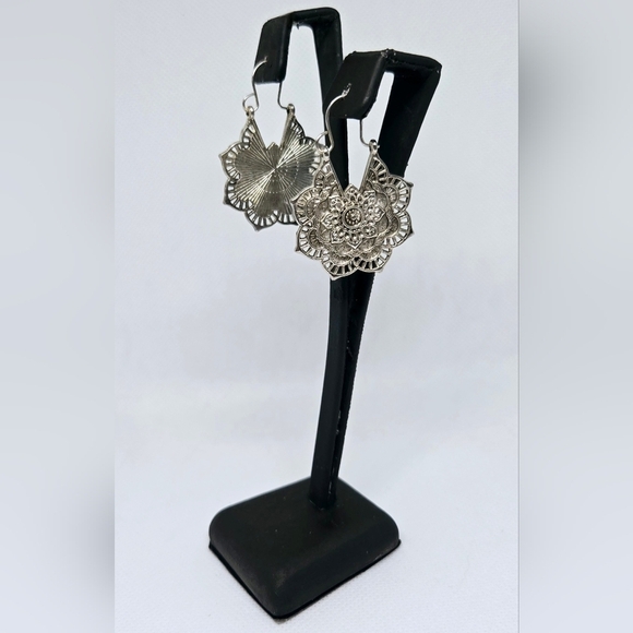 Jewelry - Elegant Silver Floral Earrings